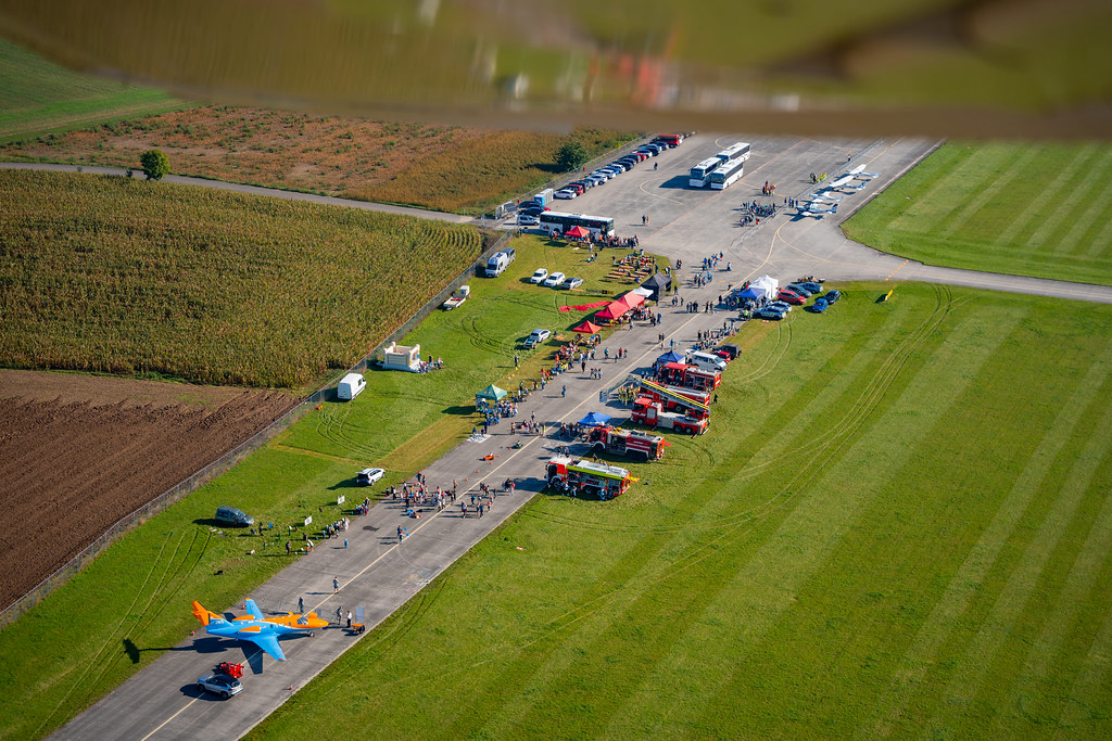 Pohled z letadla dolů na Dětský den NATO